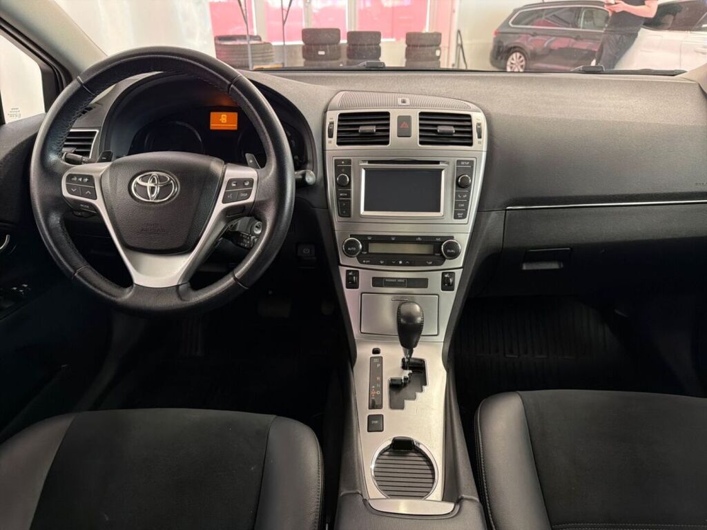 Toyota Avensis 2015 Ruskea (beige)