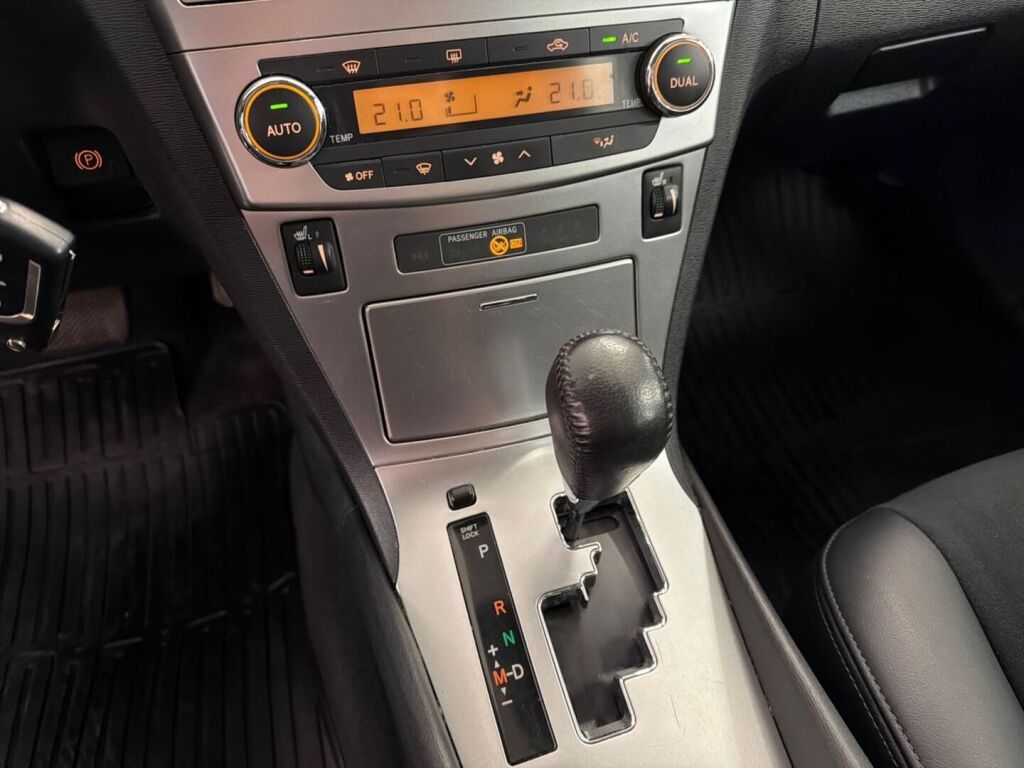Toyota Avensis 2015 Ruskea (beige)
