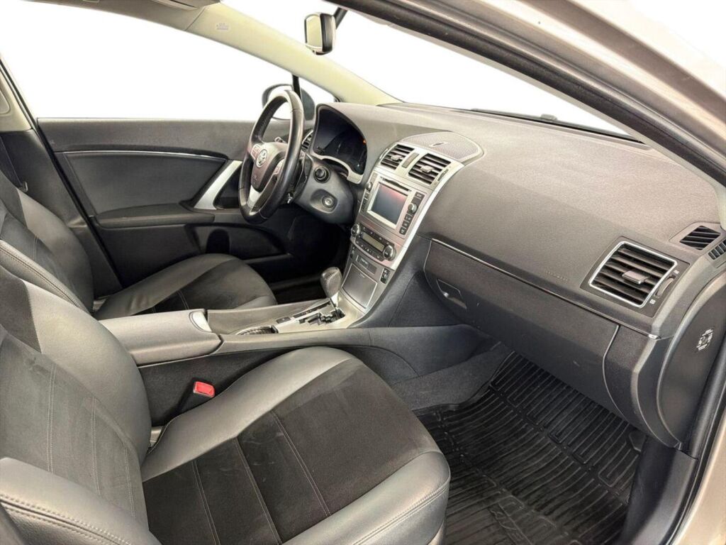 Toyota Avensis 2015 Ruskea (beige)