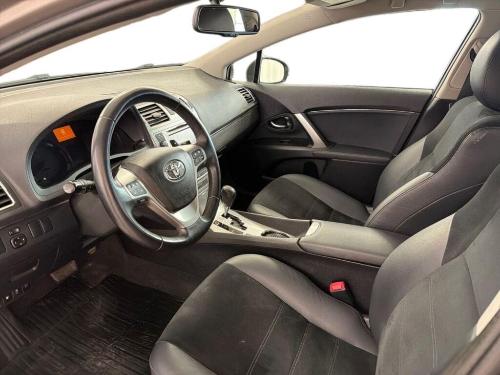 Toyota Avensis 2015 Ruskea (beige)