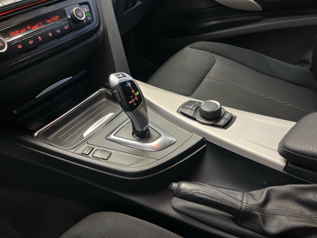 BMW 320 Gran Turismo 2015 Musta