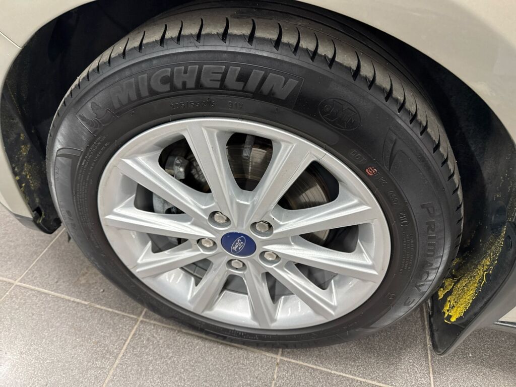 Ford Focus 2015 Harmaa