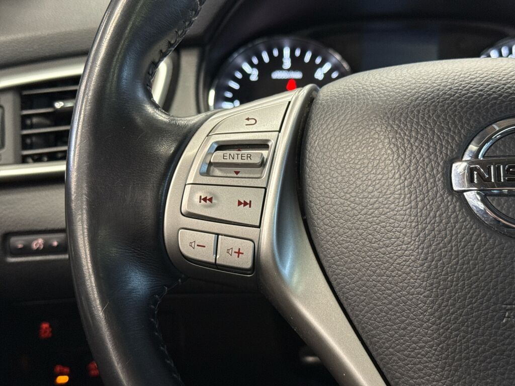 Nissan Qashqai 2015 Musta