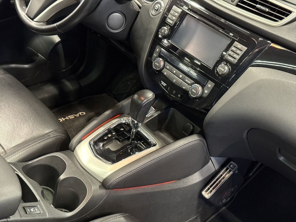 Nissan Qashqai 2015 Musta