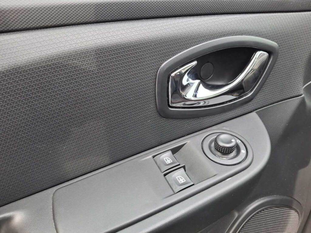 Renault Clio 2014 Musta