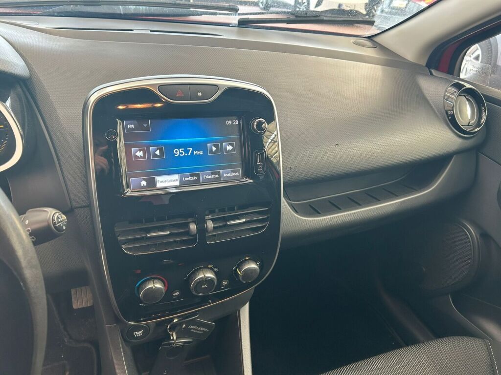 Renault Clio 2015 Punainen