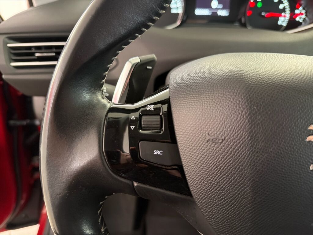 Peugeot 308 2015 Punainen