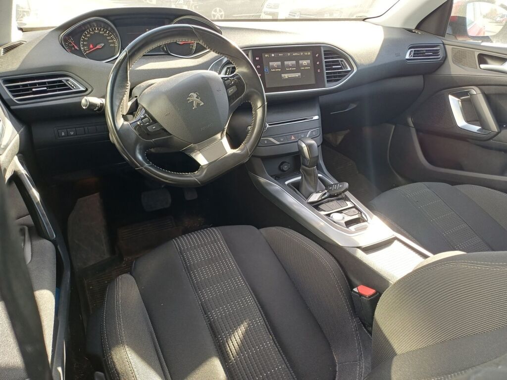 Peugeot 308 2015 Punainen