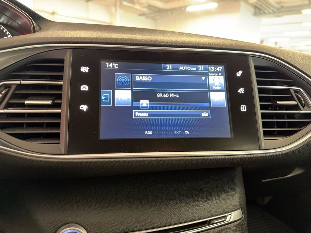 Peugeot 308 2015 Punainen