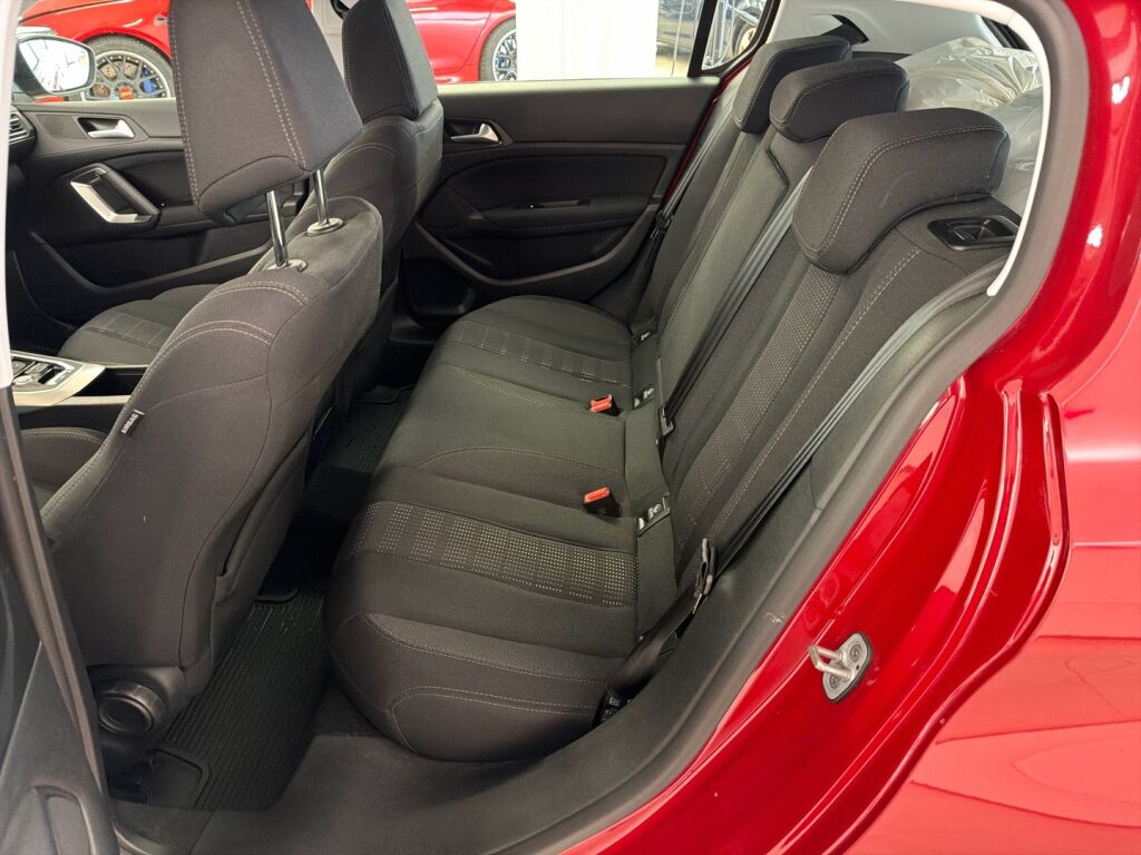 Peugeot 308 2015 Punainen