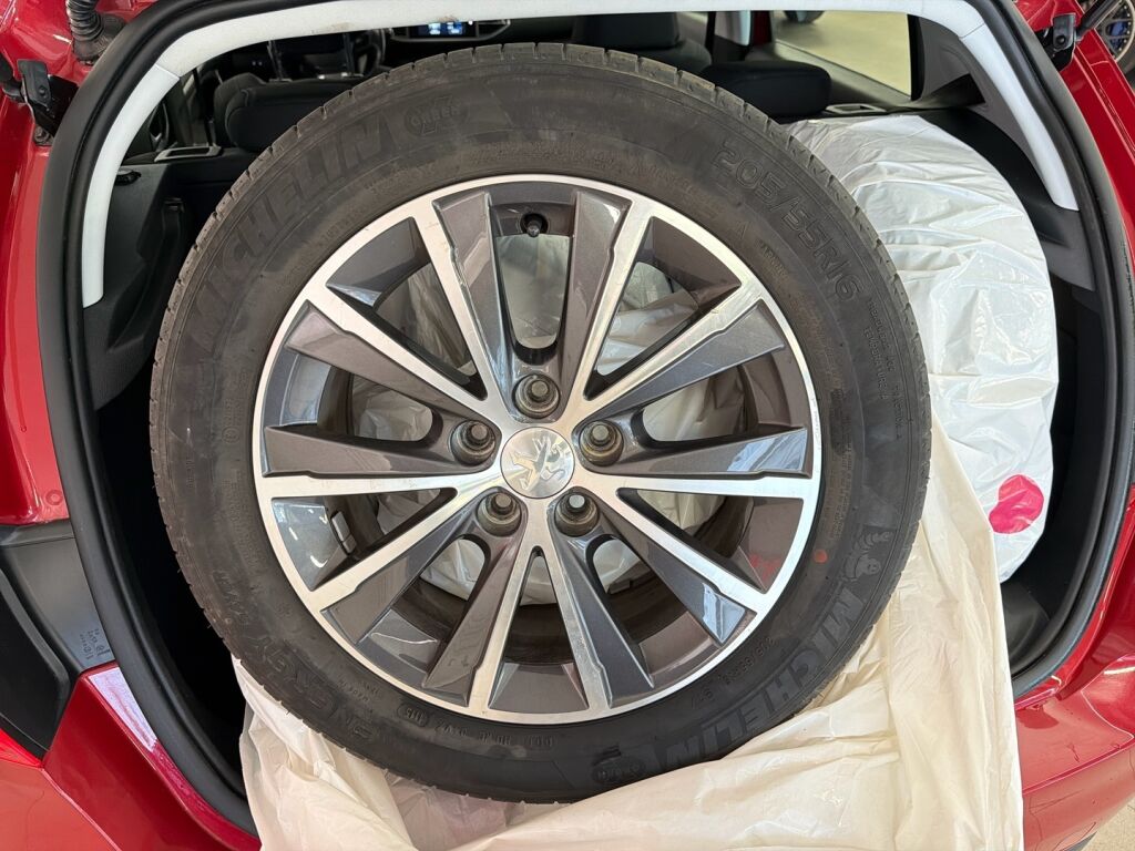 Peugeot 308 2015 Punainen