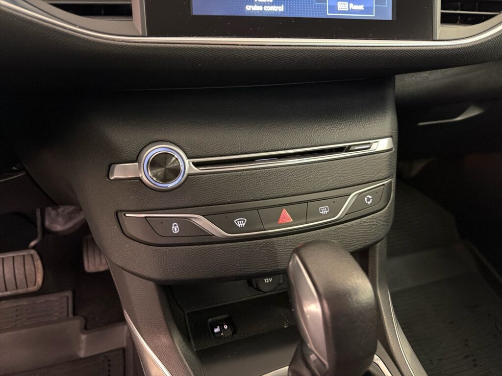 Peugeot 308 2015 Punainen