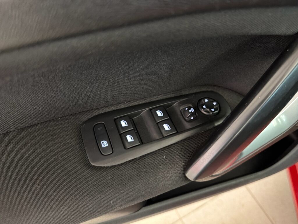 Peugeot 308 2015 Punainen