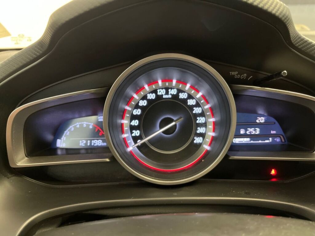 Mazda Mazda3 2015 Punainen