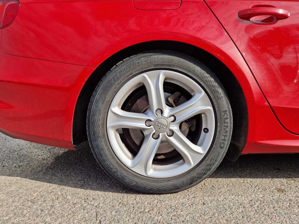 Audi A4 2015 Punainen