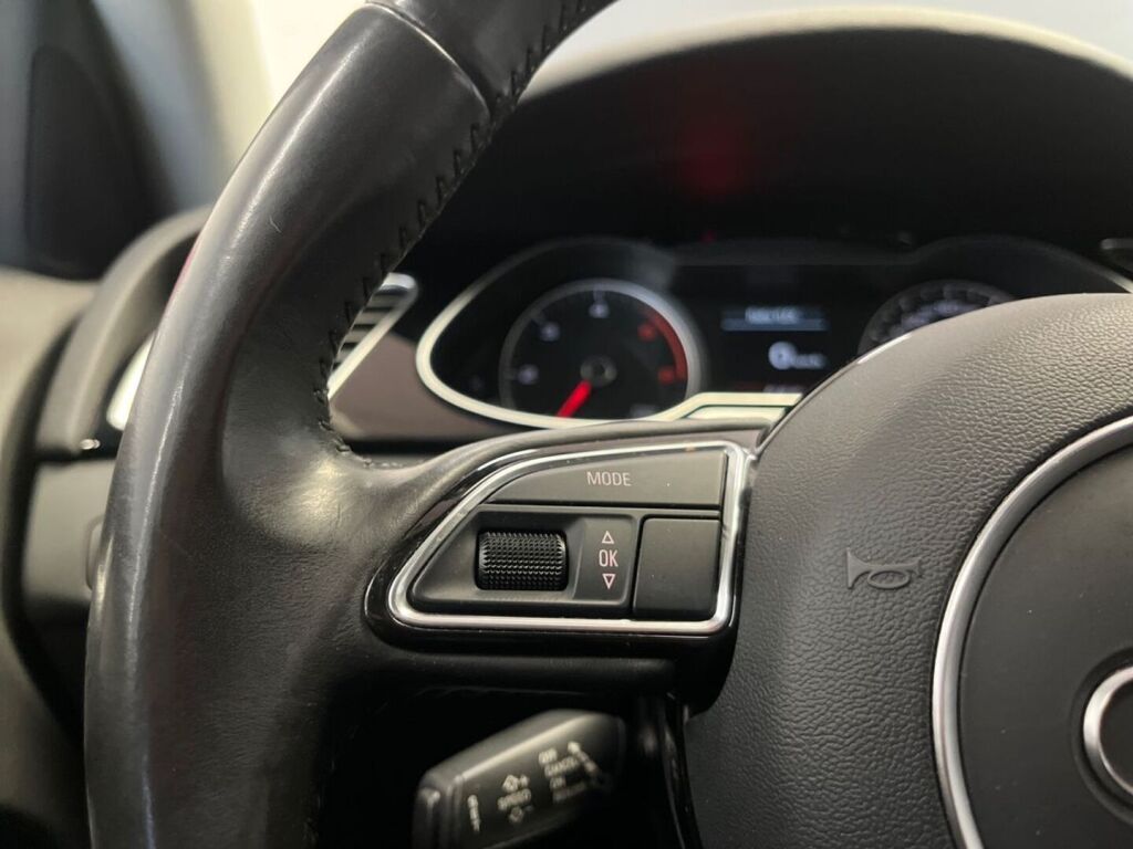 Audi A4 2015 Punainen