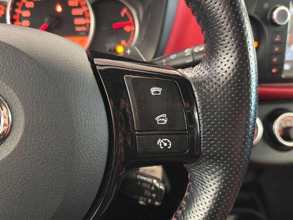 Toyota Yaris 2016 Punainen