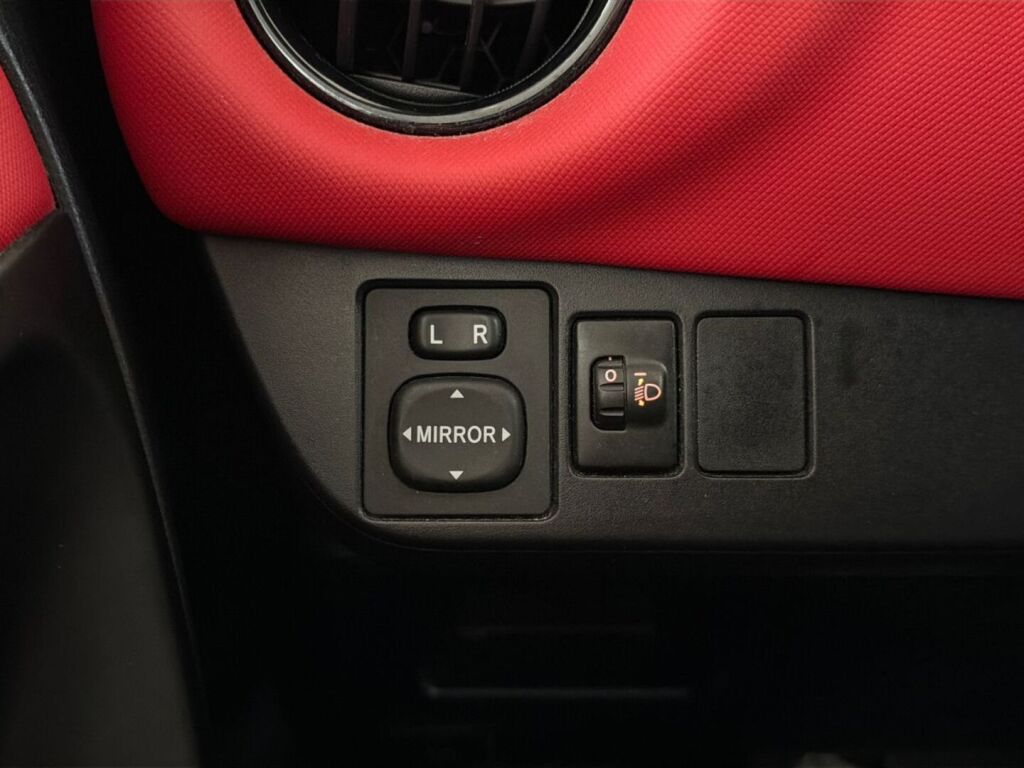 Toyota Yaris 2016 Punainen
