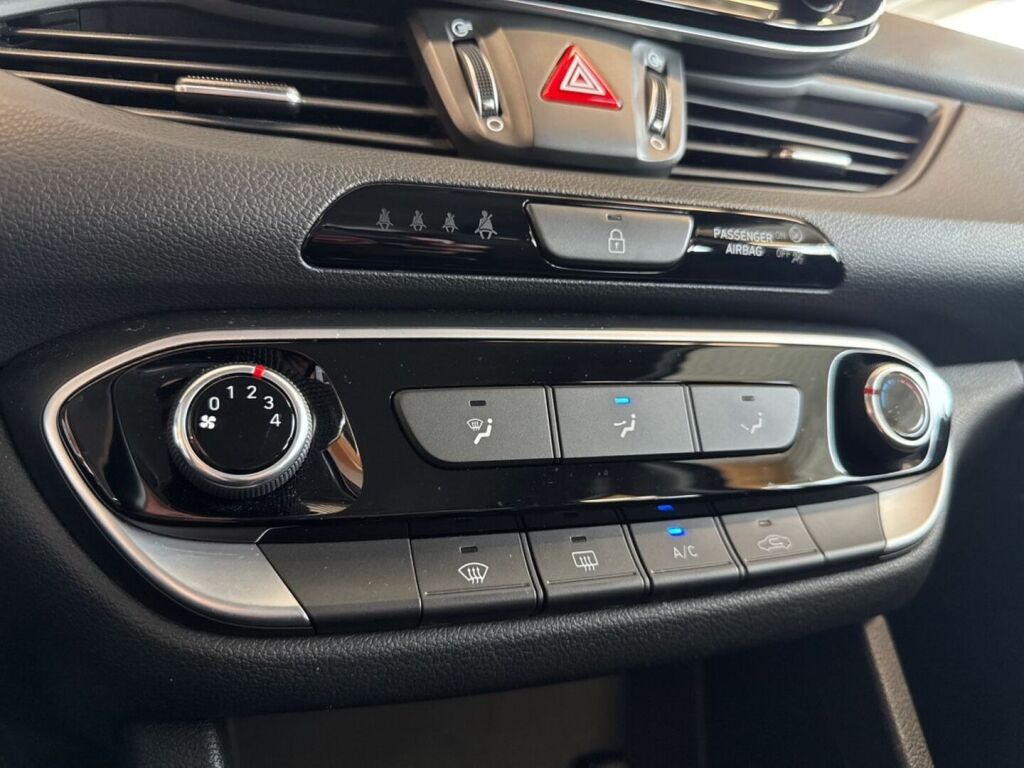 Hyundai i30 Wagon 2018 Punainen