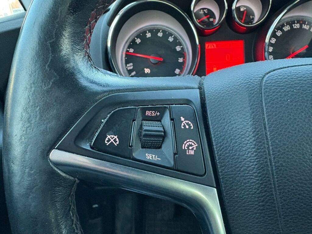 Opel Astra 2016 Musta