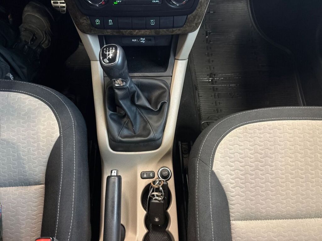 Skoda Yeti 2015 Musta