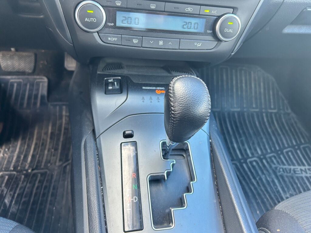 Toyota Avensis 2015 Harmaa