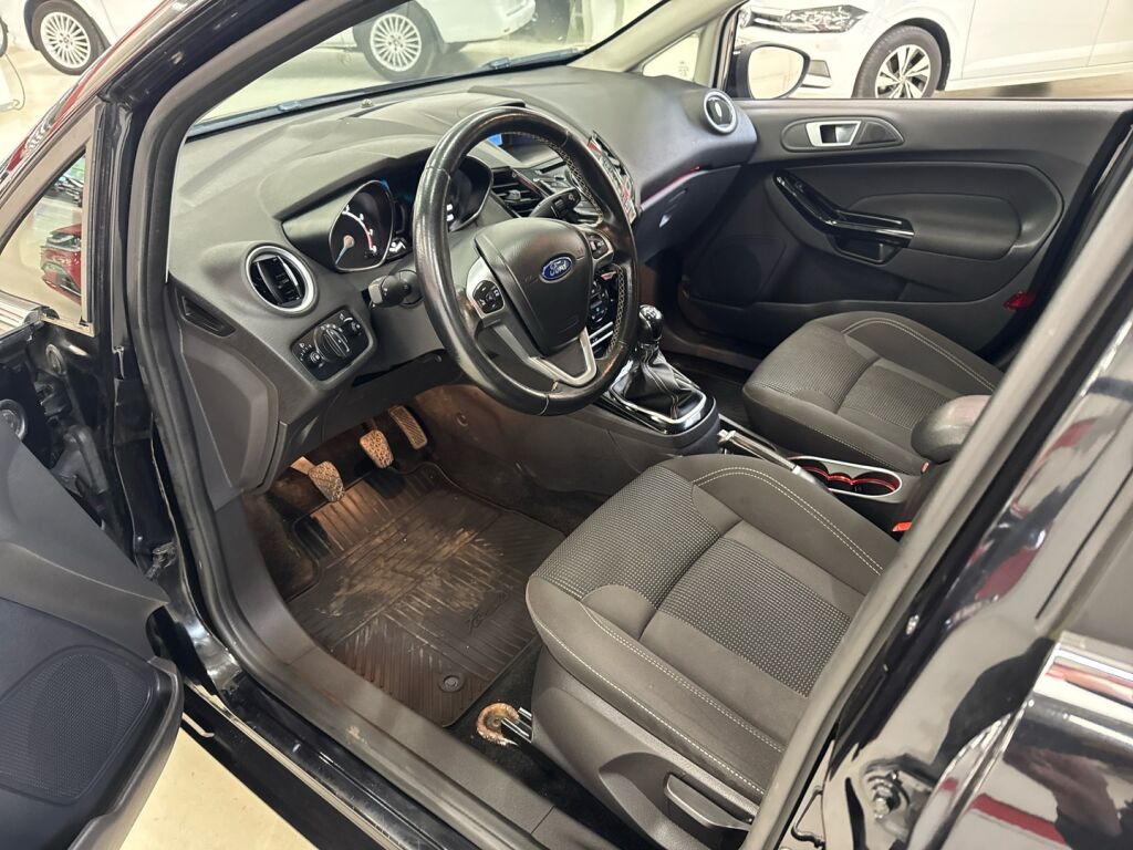 Ford Fiesta 2015 Musta