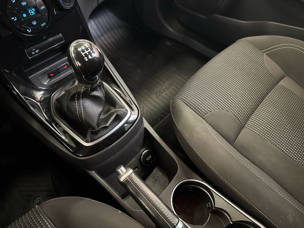 Ford Fiesta 2015 Musta