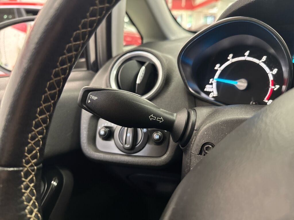 Ford Fiesta 2015 Musta