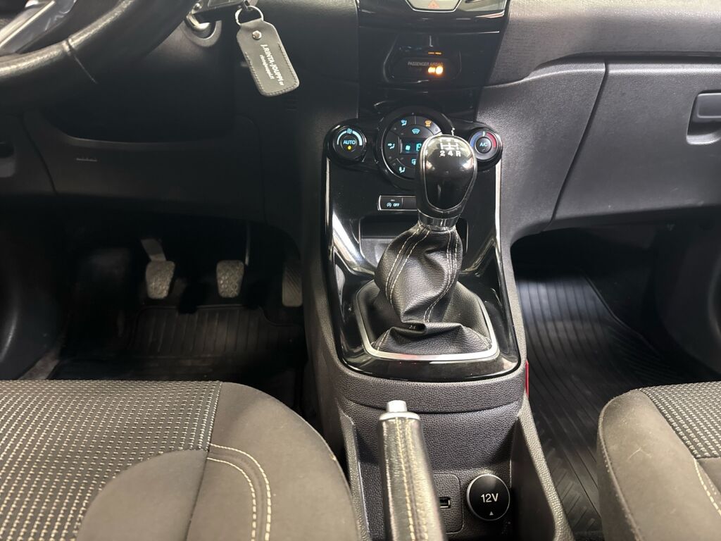 Ford Fiesta 2015 Musta