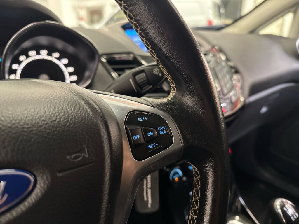 Ford Fiesta 2015 Musta