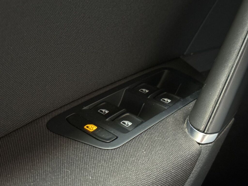 Volkswagen Golf 2017 Musta