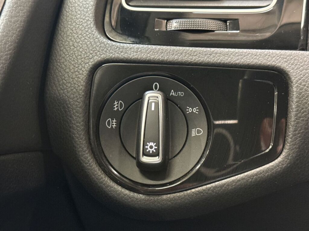 Volkswagen Golf 2017 Musta