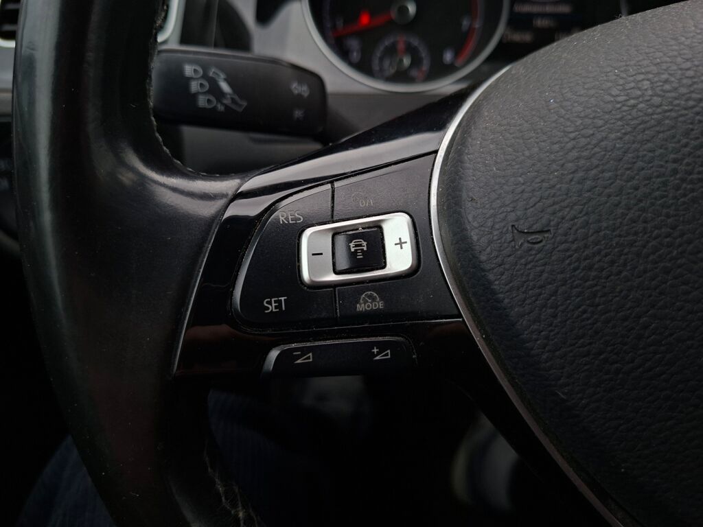 Volkswagen Golf 2017 Musta