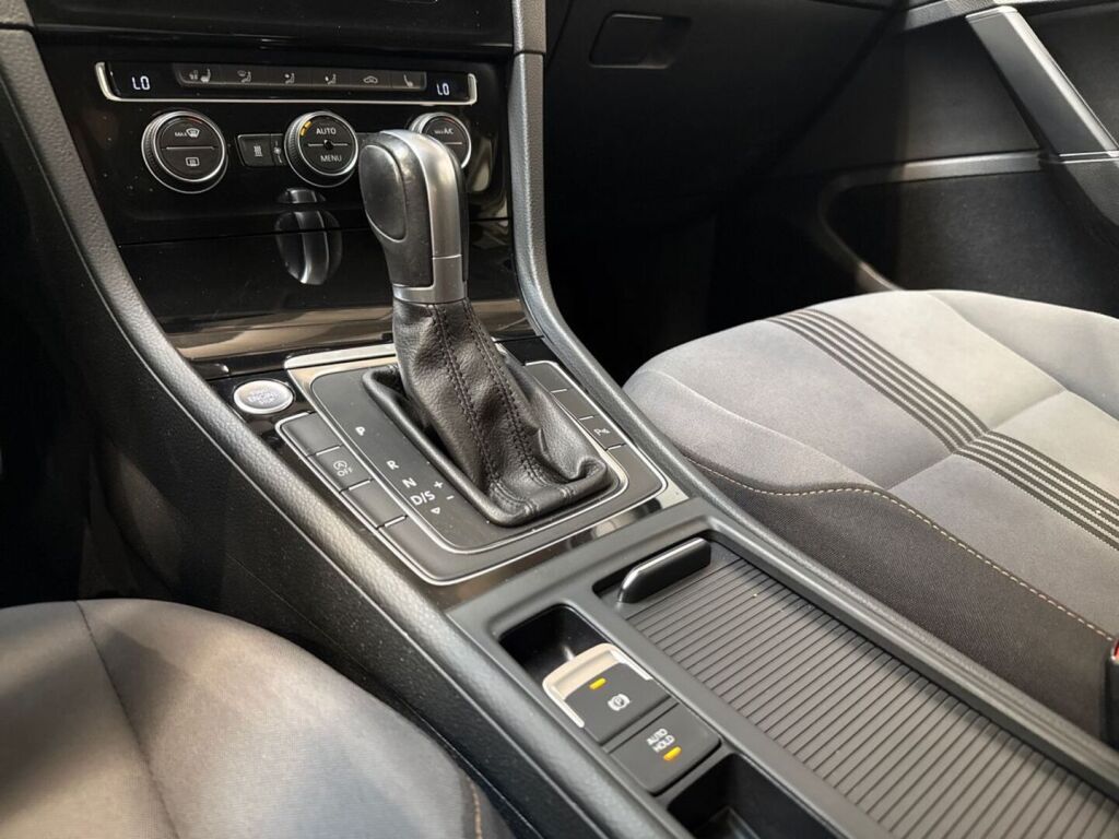 Volkswagen Golf 2017 Musta