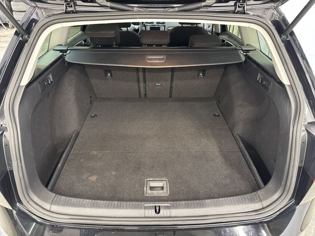Volkswagen Golf 2017 Musta