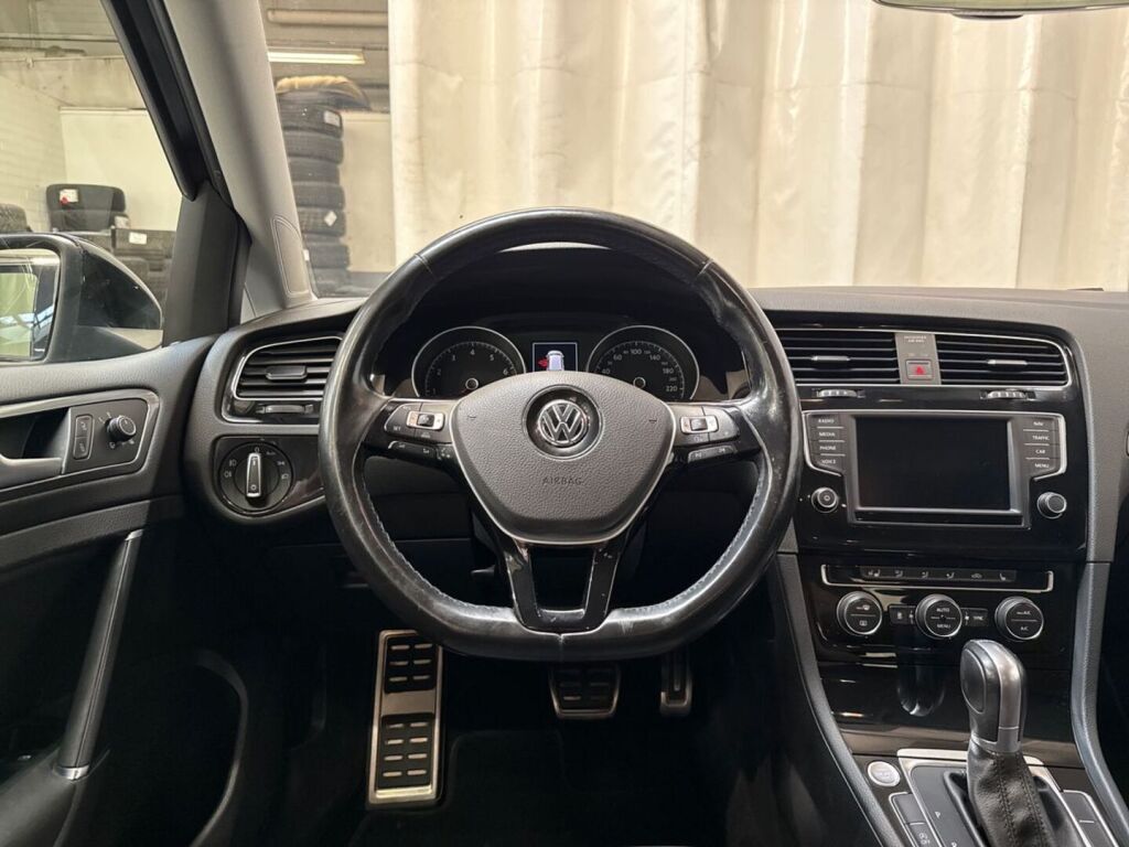 Volkswagen Golf 2017 Musta