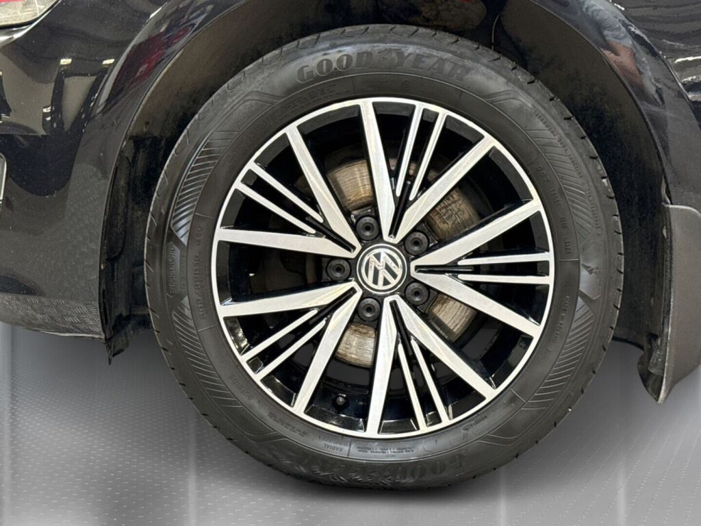 Volkswagen Golf 2017 Musta