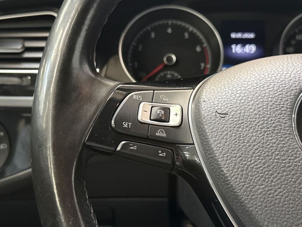 Volkswagen Golf 2017 Musta