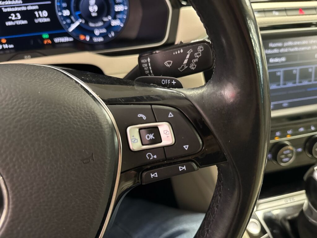 Volkswagen Passat 2017 Musta