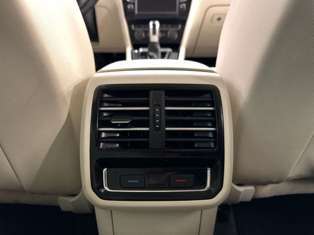 Volkswagen Passat 2017 Musta
