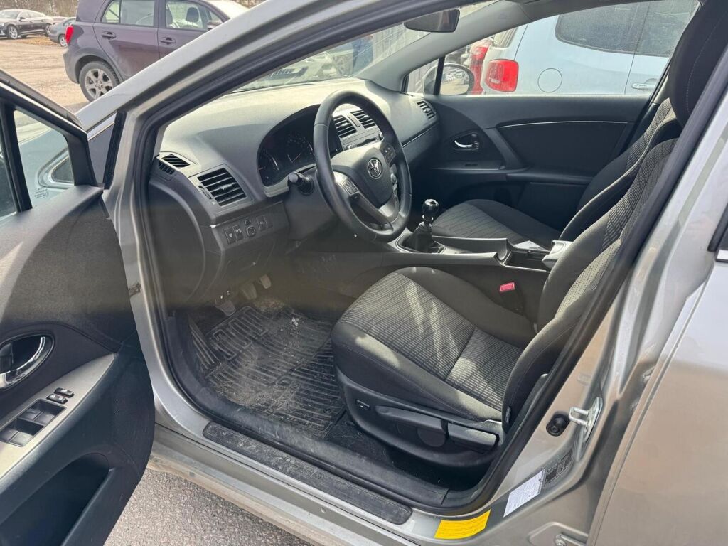 Toyota Avensis 2011 Harmaa