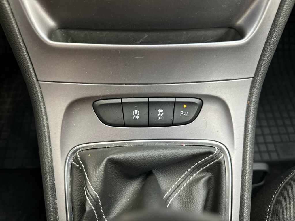 Opel Astra 2017 Punainen