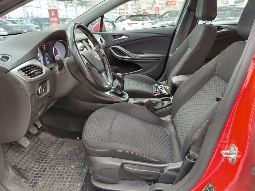 Opel Astra 2017 Punainen