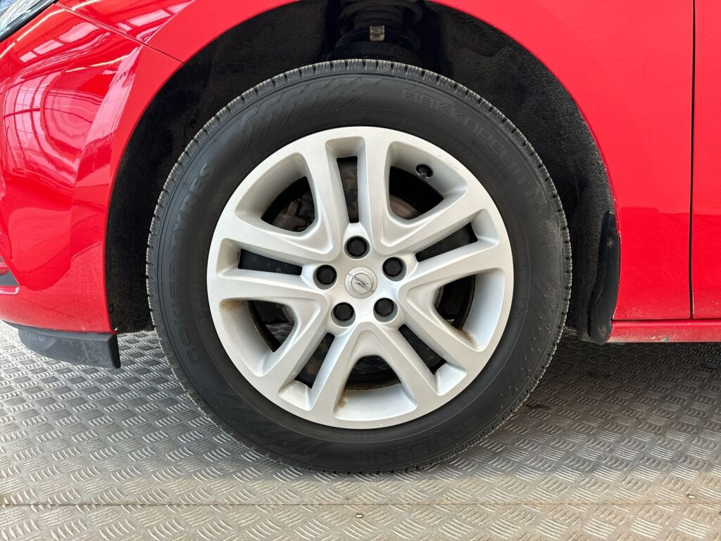 Opel Astra 2017 Punainen