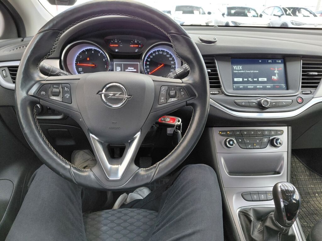 Opel Astra 2017 Punainen