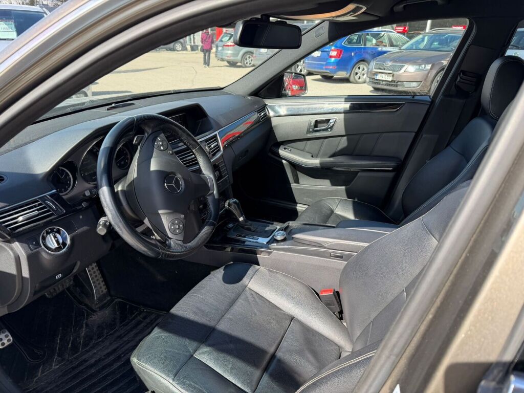Mercedes-Benz E 2010 Ruskea (beige)