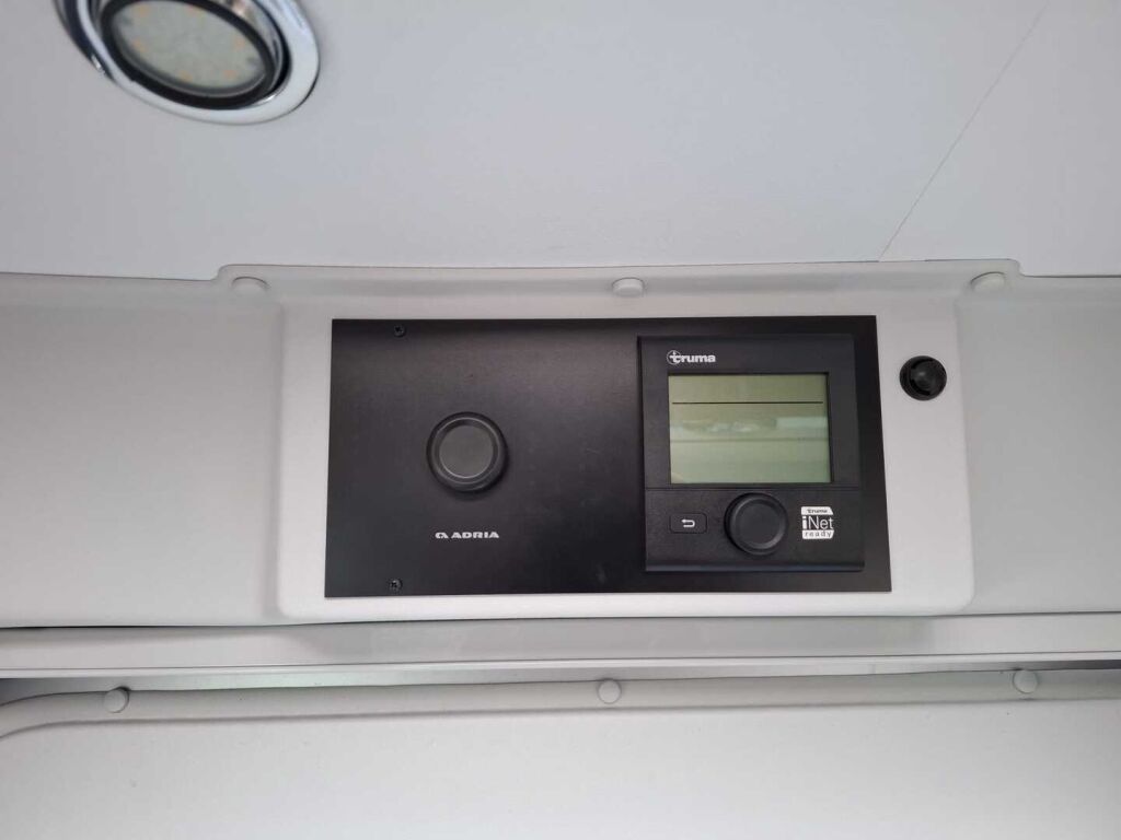 Adria Twin 600 SP Platinum 2017 Harmaa