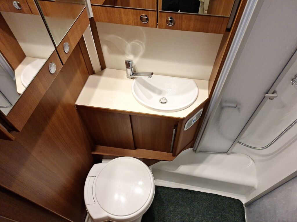 LMC T 638 G 2017 Valkoinen