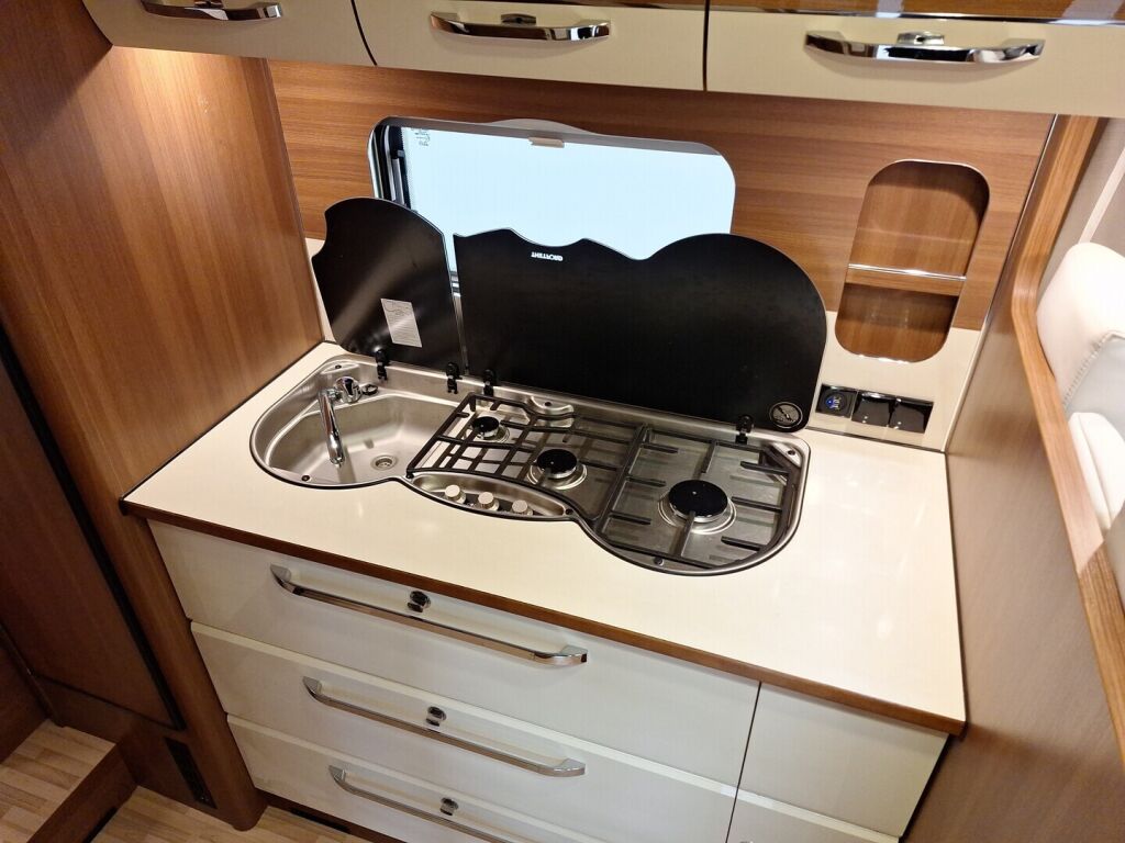 LMC T 638 G 2017 Valkoinen